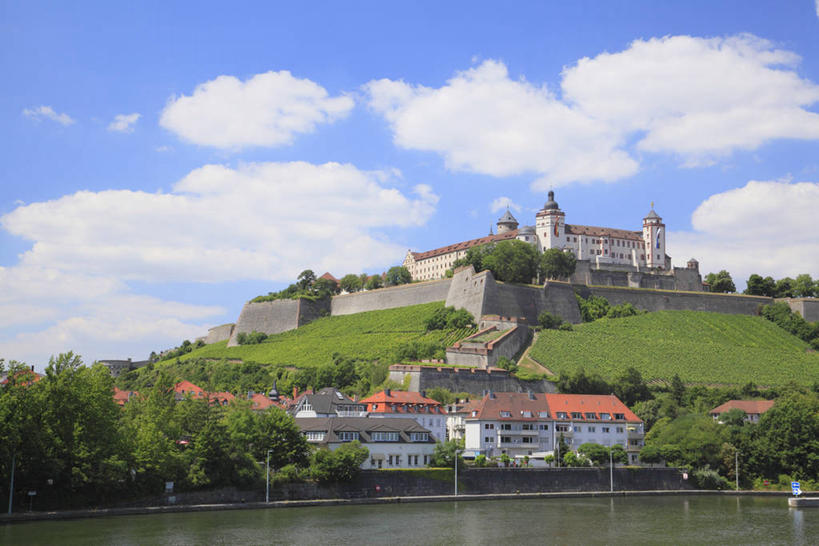 无人,家,横图,室外,白天,正面,旅游,度假,河流,名胜古迹,山,山脉,树林,水,植物,标志建筑,地标,建筑,德国,欧洲,阴影,遗迹,光线,影子,堡垒,城堡,房屋,屋子,河水,山峰,水流,云,云朵,公寓,建筑群,山峦,云彩,古迹,文物,娱乐,建设,古建筑,洋房,楼房,住宅,树,树木,蓝色,绿色,白云,蓝天,天空,阳光,自然,群山,天,享受,休闲,旅游胜地,放松,生长,晴朗,成长,西欧,要塞,古文明,德意志联邦共和国,首府,巴伐利亚,巴伐利亚州,拜恩州,拜恩自由州,设防,符兹堡,维尔茨堡,维尔茨堡县,乌兹堡,晴空,彩图,房子,下弗兰肯行政区,维尔茨堡官邸