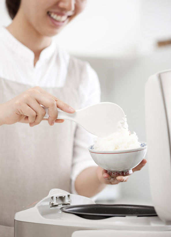 米饭,东方人,一个人,站,笑,微笑,露齿笑,竖图,室内,白天,正面,烹饪,厨具,亚洲,仅一个女性,仅一个人,握,服装,电器,围裙,陶瓷,陶瓷制品,饭,拿,拿着,休闲装,黄种人,衣服,容器,碗,站着,仅一个中年女性,休闲,休闲服,握着,服饰,储藏,五谷,家电,家用电器,储存,电饭锅,电饭煲,炊具,烹饪用具,电锅,女人,女性,中年女性,亚洲人,烹调用具,烹调,站立,半身,彩图,贮存,小家电