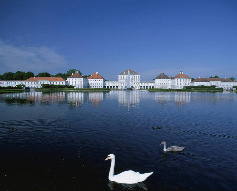游泳,无人,宫殿,横图,室外,白天,侧面,旅游,度假,河流,水,标志建筑,地标,建筑,鸟,野生动物,天鹅,德国,欧洲,阴影,光线,鸟类,影子,河水,水流,云,云朵,云彩,注视,娱乐,建设,慕尼黑,蓝色,白云,倒影,蓝天,天空,阳光,动物,天,观察,看,两只,享受,休闲,旅游胜地,放松,可爱,晴朗,观看,察看,倒映,宫廷,西欧,关注,德意志联邦共和国,首府,泅水,巴伐利亚,巴伐利亚州,拜恩州,拜恩自由州,王宫,反照,宁芬堡,宁芬堡皇宫,拍浮,晴空,鹄,彩图,全身,皇宫