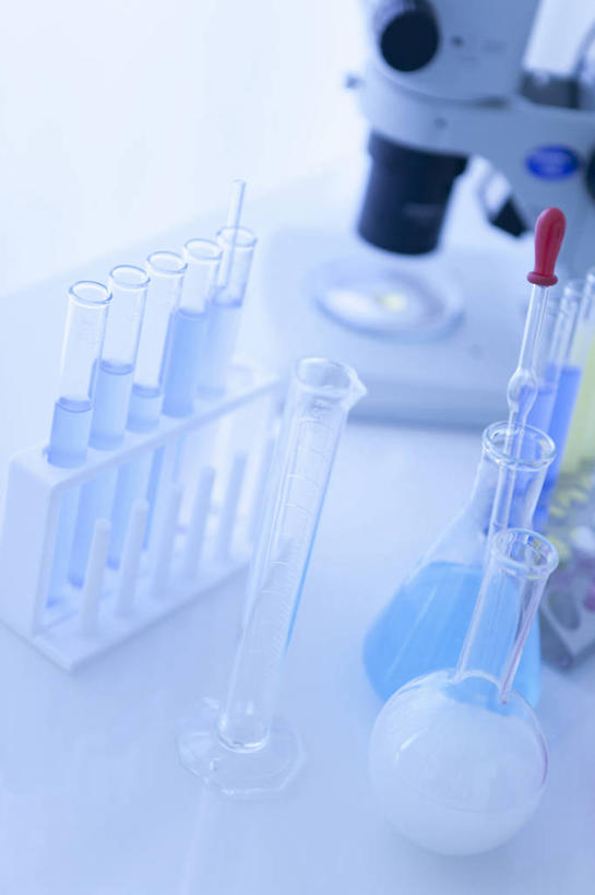 无人,竖图,俯视,室内,特写,白天,实验,仪器,桌面,桌子,杯子,阴影,检查,朦胧,模糊,研究,透明,反射,分析,科学,化学,测试,试管,试管架,显微镜,影子,锥形瓶,架子,玻璃制品,玻璃瓶,瓶子,观察,器皿,清晰,探索,放大,观看,仔细,一台,透镜,凸透镜,聚焦,关注,工作台,计量,玻璃仪器,试验耗材,实验用品,吸液管,光学,清楚,玻璃杯,彩图,高角度拍摄,实验台,实验桌