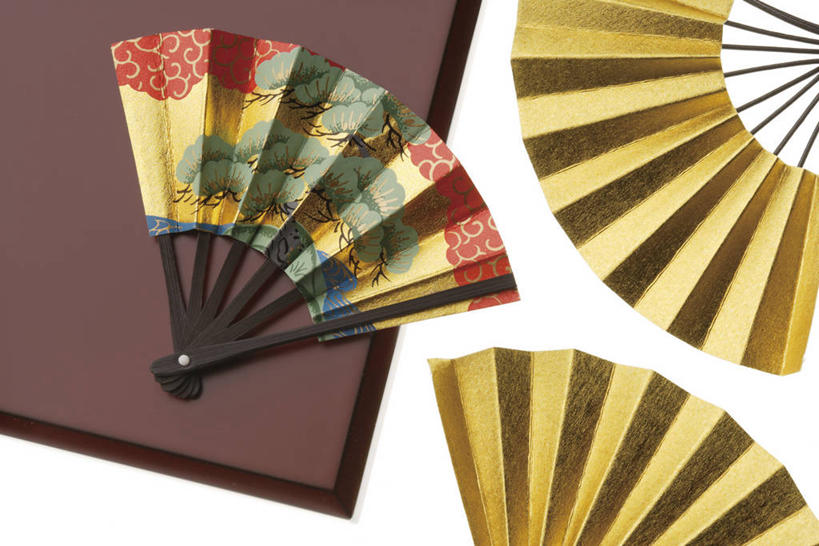 无人,横图,室内,特写,白天,白色背景,正面,松树,静物,扇子,折扇,纸扇,三把,清凉,凉爽,文化,金色,摄影,影棚,坚定,长寿,撒扇,贞洁,彩图,影棚拍摄,拍摄,传统文化