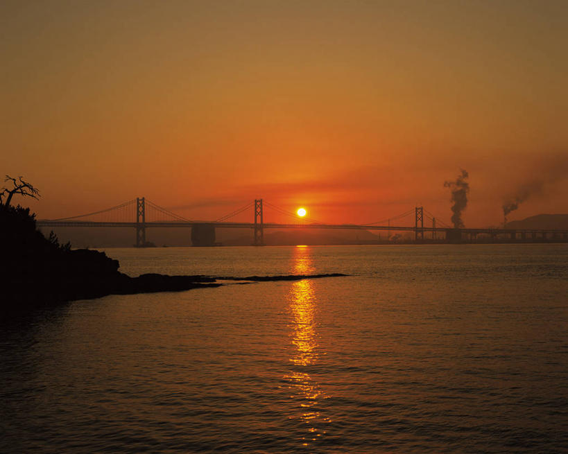 无人,横图,室外,白天,正面,旅游,度假,日出,海浪,海洋,太阳,标志建筑,大桥,地标,建筑,桥梁,日本,亚洲,浪花,斜拉桥,桥,朝霞,晨曦,黎明,背光,娱乐,建设,阳光,海水,享受,休闲,旅游胜地,放松,逆光,海景,东亚,日本国,濑户大桥,四国地方,四国,四国岛,香川,香川县,斜张桥,大海,风浪,海,海水的波动,近岸浪,涌浪,朝阳,彩图,卯时,破晓,日始,丸龟市