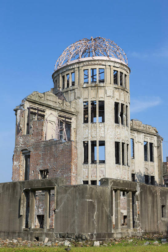 无人,公园,竖图,室外,白天,正面,旅游,度假,草地,草坪,植物,标志建筑,地标,建筑,广岛县,日本,亚洲,阴影,光线,影子,云,云朵,云彩,娱乐,建设,废墟,草,蓝色,绿色,白云,蓝天,天空,阳光,天,享受,休闲,旅游胜地,放松,晴朗,东亚,本州,本州岛,日本国,广岛和平纪念公园,広岛,中国地方,晴空,彩图,广岛和平纪念资料馆