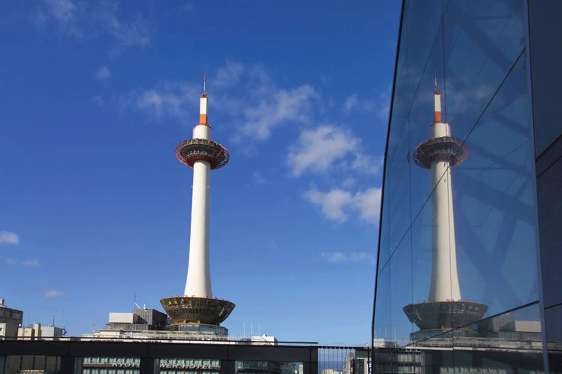 无人,横图,室外,白天,仰视,旅游,度假,标志建筑,地标,建筑,京都,日本,亚洲,阴影,高大,光线,影子,云,云朵,塔,宏伟,云彩,娱乐,建设,蓝色,白云,蓝天,天空,阳光,天,享受,休闲,旅游胜地,放松,京都府,晴朗,东亚,本州,本州岛,日本国,近畿地方,近畿,京都塔,高峻,嵬峨,晴空,彩图,低角度拍摄