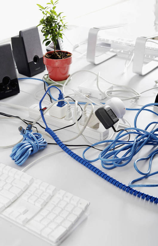 无人,办公室,竖图,俯视,室内,白天,机器,键盘,植物,家具,桌子,花盆,阴影,环绕,缠绕,电力,反射,电缆,电线,盆栽,线,影子,陶瓷,办公桌,盆景,陶瓷制品,音响,电能,线路,设备,输入设备,通讯设备,喇叭,绿色,自然,容器,生长,成长,储藏,电,电源,储存,扬声器,通信设备,能量,纠缠,器件,办公家具,电脑键盘,计算机电缆,彩图,高角度拍摄,电声换能器,贮存