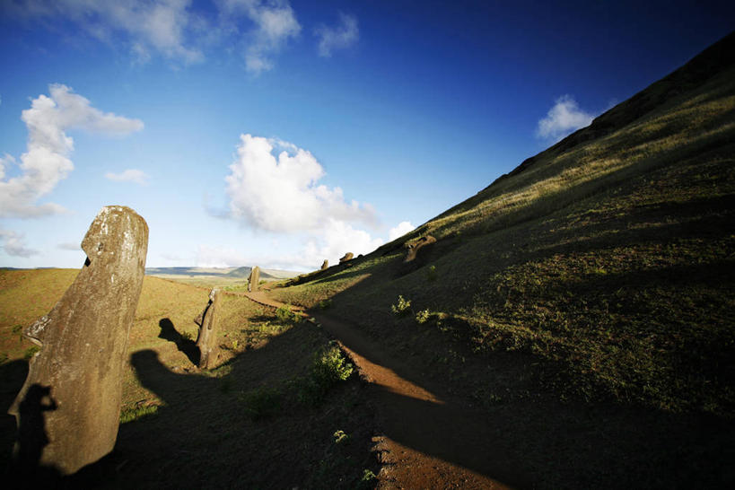 无人,横图,室外,白天,正面,旅游,度假,名胜古迹,标志建筑,地标,建筑,复活节岛,智利,阴影,遗迹,光线,影子,云,云朵,云彩,古迹,文物,娱乐,建设,古建筑,蓝色,白云,蓝天,天空,阳光,天,享受,休闲,旅游胜地,南美,放松,晴朗,南美洲,拉丁美洲,美洲,古文明,复活节岛石像,波利尼西亚,摩艾石像,亚美利加洲,南亚美利加洲,复活岛,智利共和国,摩艾像,波利尼西亚群岛,晴空,彩图,复活节岛人像,赫布亚岛,拉帕努伊岛,毛埃石像,摩阿仪,摩埃石像,莫阿伊,帕赛兰,伊斯特岛
