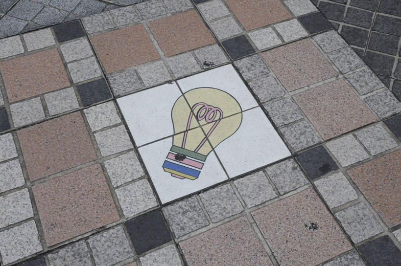 无人,横图,俯视,室外,特写,白天,照明,东京,日本,亚洲,瓷砖,灯泡,地砖,地面,灯,灯具,白炽灯,千代田区,照亮,秋叶原,东亚,照明工具,本州,关东地方,本州岛,日本国,东京都,白炽灯泡,彩图,高角度拍摄