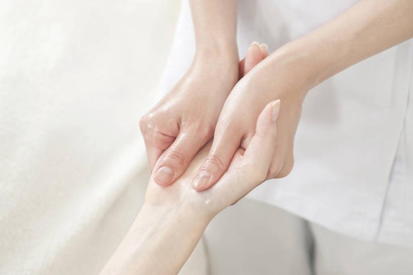 东方人,手,两个人,按摩师,站,横图,俯视,室内,特写,白天,工作服,制服,按摩,亚洲,双手,阴影,反射,影子,黄种人,顾客,站着,享受,健康,手部,保健,指压,工作制服,主顾,年轻女性,女人,女性,亚洲人,技师,站立,半身,彩图,高角度拍摄,工作套服,推拿,保健人员