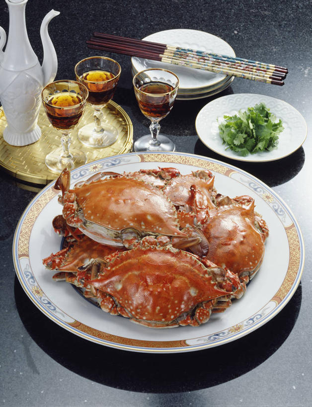 海鲜,蟹,黄酒,无人,竖图,俯视,室内,特写,白天,烹饪,中餐,餐桌,筷子,桌子,餐具,一双,阴影,反射,螃蟹,碟子,壶,盘,影子,陶瓷,料理,食品,陶瓷制品,酒类,文化,传统,水产,菜肴,美食,海洋生物,酒,水壶,食物,饮料,盘子,茶壶,容器,碟,中式,佳肴,餐台,礼节,水生动物,海产品,礼仪,水生物,海底动物,青蟹,蓝蟹,甲壳动物,美味优游蟹,进餐用具,彩图,高角度拍摄