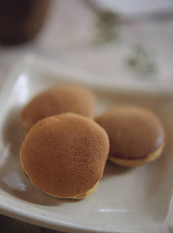 点心,无人,竖图,俯视,室内,特写,白天,烹饪,餐桌,桌子,餐具,阴影,朦胧,模糊,反射,碟子,盘,影子,日本料理,铜锣烧,料理,食品,黄金饼,甜点,甜品,馅饼,菜肴,美食,食物,糕点,三个,一个,盘子,碟,日式料理,甜食,日式,佳肴,单个,餐台,彩图,高角度拍摄