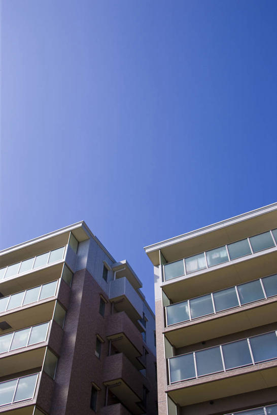 无人,家,竖图,室外,白天,仰视,度假,美景,窗户,城市风光,城市,日本,亚洲,阴影,光线,影子,房屋,墙,屋子,景观,公寓,娱乐,洋房,楼房,玻璃窗,墙壁,墙面,住宅,蓝色,蓝天,天空,阳光,天,享受,休闲,景色,放松,晴朗,东亚,本州,万里无云,本州岛,日本国,近畿地方,近畿,滋贺,滋贺县,县厅,大津市,晴空,晴空万里,彩图,低角度拍摄,房子,大津