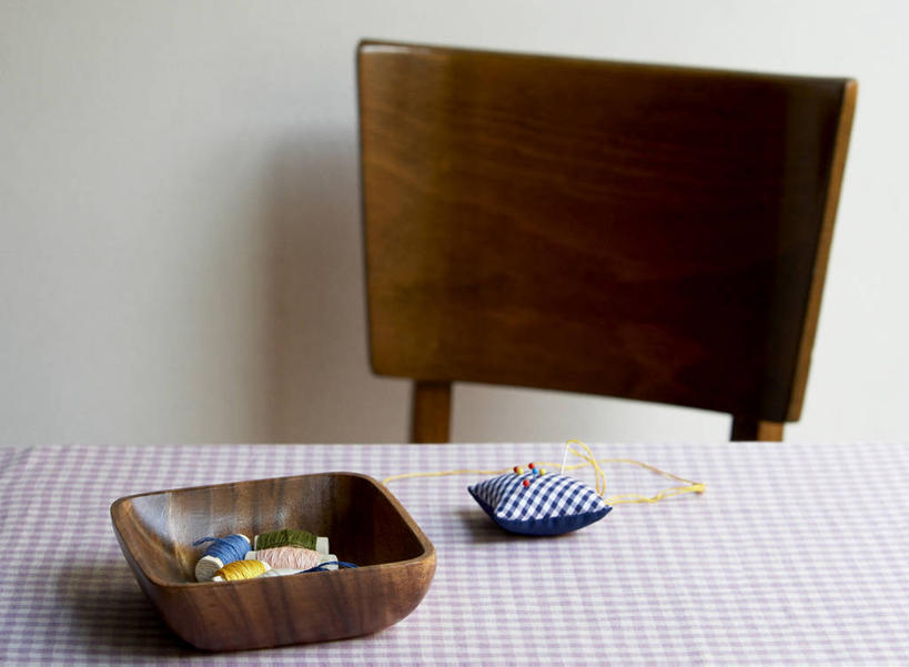 无人,横图,俯视,室内,白天,餐桌,桌子,静物,椅子,阴影,反射,木制,布料,影子,木椅,布纹,桌布,餐巾,木制品,容器,台布,碗,餐台,储藏,储存,线轴,针包,针垫,餐桌布,彩图,高角度拍摄,贮存,细线