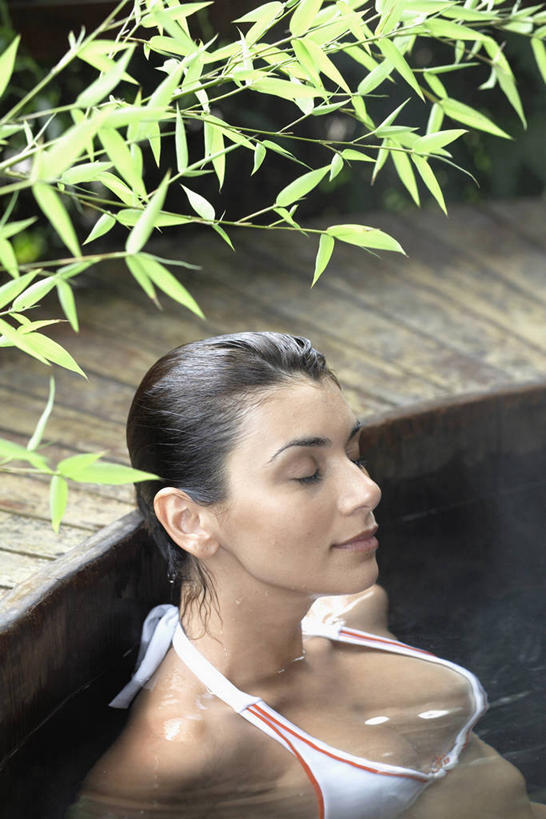 西方人,一个人,坐,闭眼,笑,微笑,竖图,俯视,室外,白天,泳装,比基尼,温泉,雾,叶子,欧洲,欧洲人,仅一个年轻女性,仅一个女性,仅一个人,沸腾,蒸汽,绿叶,水蒸气,雾气,浴缸,温暖,嫩叶,泉水,温和,气体,按摩浴缸,卫浴设备,蒸发,地热,水管装置,年轻女性,女人,女性,白种人,叶,叶片,闭眼睛,闭着眼,闭着眼睛,坐着,半身,彩图,高角度拍摄,三点式,泳衣