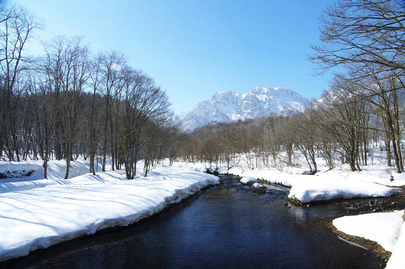 无人,横图,室外,白天,正面,旅游,度假,河流,石头,美景,森林,山,树林,水,雪,雪山,植物,大雪,长野县,日本,亚洲,阴影,波纹,光线,石子,影子,冰,河水,积雪,景观,山峰,水流,雪景,冬季,冬天,涟漪,山峦,娱乐,树,树木,蓝色,绿色,倒影,蓝天,水纹,天空,阳光,自然,波浪,天,享受,休闲,景色,放松,寒冷,生长,晴朗,成长,冰冷,倒映,自然风光,东亚,本州,万里无云,本州岛,日本国,中部地方,水晕,长野,严寒,冰凉,酷寒,凛冽,凛凛,极冷,反照,冈谷,石块,岩石,晴空,晴空万里,彩图