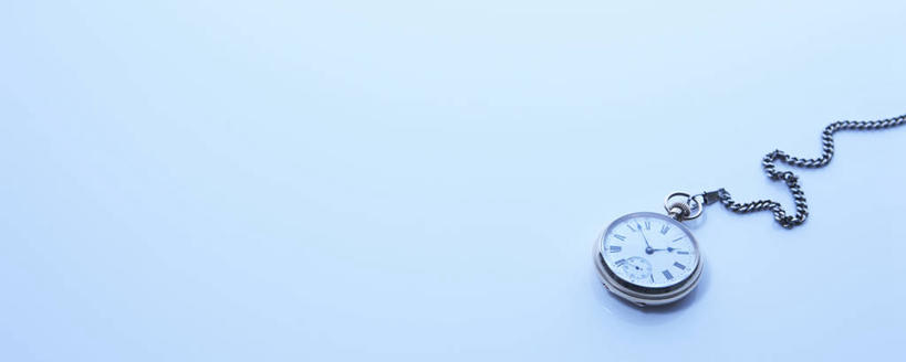 无人,横图,俯视,室内,特写,白天,复古,静物,阴影,蓝色背景,时间,反射,时钟,影子,计时,怀表,一个,钟表,表,摄影,影棚,单个,挂表,钟,彩图,高角度拍摄,影棚拍摄,拍摄