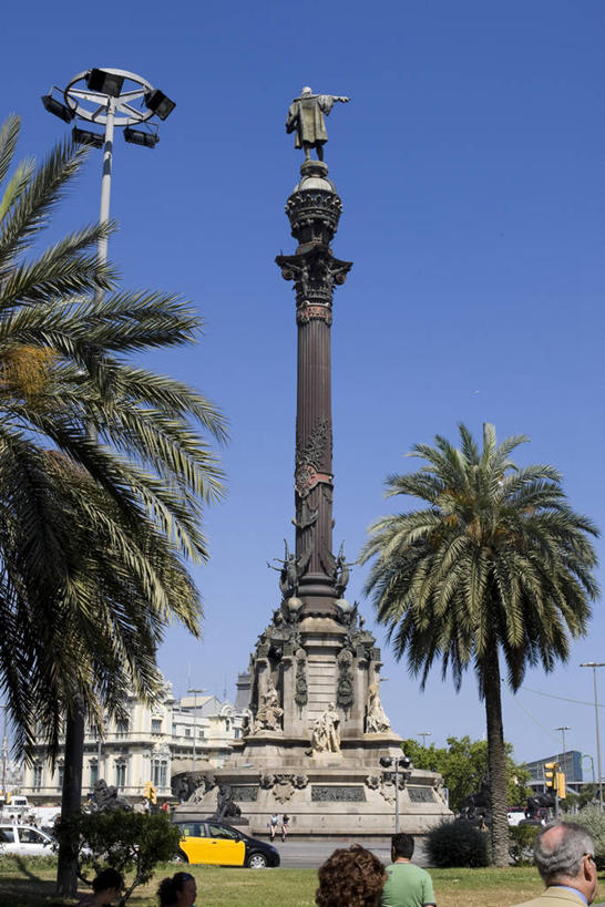 西方人,站,竖图,室外,白天,仰视,旅游,度假,草地,草坪,植物,标志建筑,地标,建筑,路灯,棕榈树,叶子,照明,雕塑,西班牙,欧洲,巴塞罗那,欧洲人,阴影,服装,艺术,装饰,光线,雕刻,雕像,影子,灯光,绿叶,许多人,休闲装,娱乐,建设,灯,草,树,树木,衣服,蓝色,绿色,蓝天,天空,阳光,自然,工艺品,天,站着,一群人,享受,休闲,休闲服,嫩叶,旅游胜地,放松,服饰,生长,晴朗,成长,纪念,照亮,美术,照明设备,南欧,主题,陈列,棕榈叶,万里无云,首府,加泰罗尼亚,哥伦布纪念碑,西班牙王国,功能,美学,花市大街,兰布拉斯大道,兰布拉斯大街,男人,男性,年轻男性,年轻女性,女人,女性,白种人,叶,叶片,晴空,晴空万里,棕树,棕榈,站立,半身,彩图,低角度拍摄