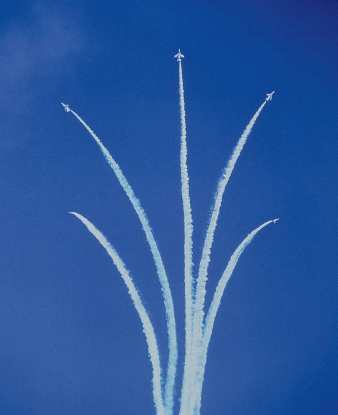 无人,竖图,室外,白天,仰视,飞机,飞翔,飞行,烟雾,交通,翱翔,航空,飞,蓝色,蓝天,天空,交通工具,天,运输,晴朗,污染,废气,载具,飞机尾迹,五架,尾迹云,机尾云,飞机拉烟,云带,尾迹,万里无云,机尾迹,飞机尾气,晴空,晴空万里,彩图,低角度拍摄