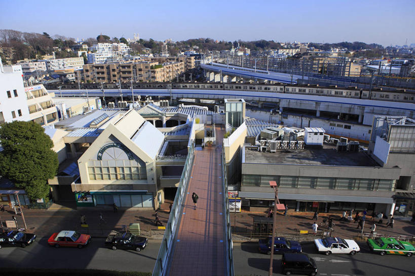 东方人,一个人,家,栏杆,走,横图,俯视,室外,白天,旅游,度假,美景,树林,植物,别墅,城市风光,标志建筑,城市,道路,地标,建筑,路,路灯,公路,车站,汽车,照明,东京,日本,亚洲,仅一个男性,仅一个人,阴影,服装,光线,影子,房屋,屋子,景观,公寓,建筑群,围栏,灯光,站台,交通,注视,休闲装,黄种人,娱乐,建设,洋房,护栏,楼房,月台,住宅,车,灯,树,树木,仅一个年轻男性,衣服,蓝色,绿色,蓝天,天空,阳光,自然,交通工具,轿车,天,观察,看,享受,休闲,休闲服,景色,放松,服饰,生长,晴朗,成长,观看,照亮,察看,照明设备,关注,载具,东亚,本州,万里无云,关东地方,本州岛,日本国,东京都,男人,男性,年轻男性,亚洲人,晴空,晴空万里,马路,步行,散步,走路,彩图,高角度拍摄,全身,房子,世田谷区,二子玉川站