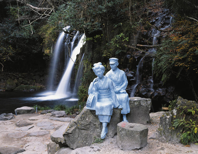东方人,无人,两个人,坐,横图,室外,白天,正面,民族服装,旅游,度假,石头,美景,瀑布,山,山脉,水,雕塑,静冈县,日本,亚洲,阴影,飞溅,艺术,装饰,溅,光线,雕刻,雕像,石子,液体,影子,景观,山峰,水滴,山峦,注视,黄种人,娱乐,石雕,水珠,阳光,自然,工艺品,群山,观察,看,享受,休闲,景色,放松,观看,纪念,美术,察看,关注,喷洒,自然风光,主题,陈列,东亚,本州,本州岛,日本国,中部地方,静冈,功能,美学,男人,男性,年轻男性,年轻女性,女人,女性,亚洲人,跌水,石块,岩石,坐着,彩图,全身,传统服装,民俗服,河津町
