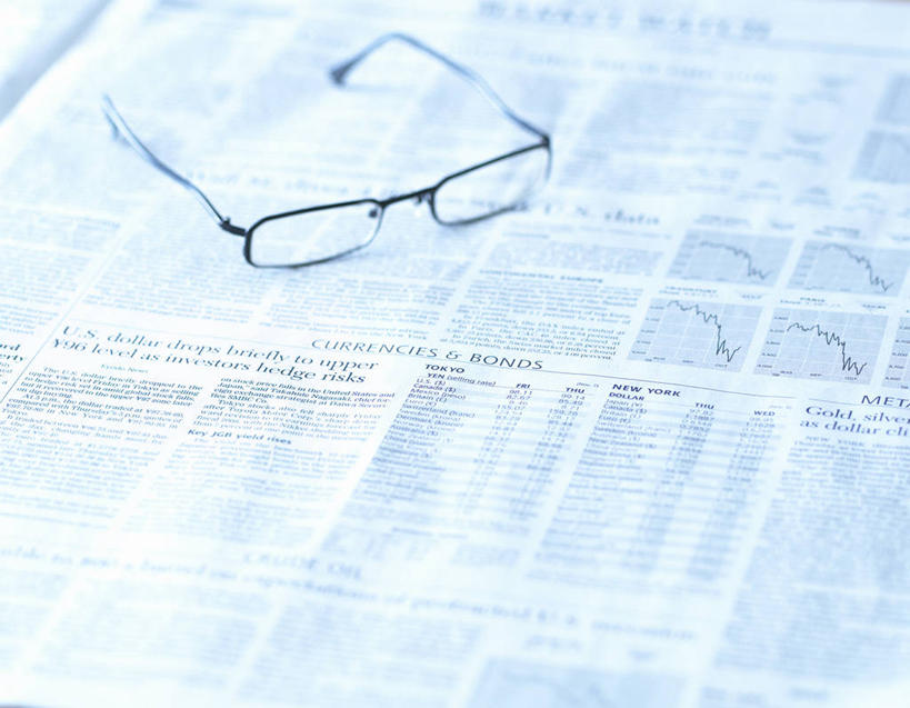 无人,横图,俯视,室内,特写,白天,阅读,静物,报纸,一副,学习,阴影,朦胧,模糊,反射,信息,眼镜,影子,浏览,新闻,一份,近视眼镜,彩图,高角度拍摄,报刊