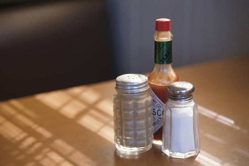 无人,横图,俯视,室内,特写,白天,餐桌,桌子,阴影,朦胧,模糊,反射,木制,影子,调料,调味,酱料,酱汁,香料,盐,佐料,黑胡椒,调味品,调味料,酱,辣酱,食盐,玻璃制品,三个,玻璃瓶,木制品,瓶子,餐台,辣椒酱,配料,作料,胡椒,彩图,高角度拍摄