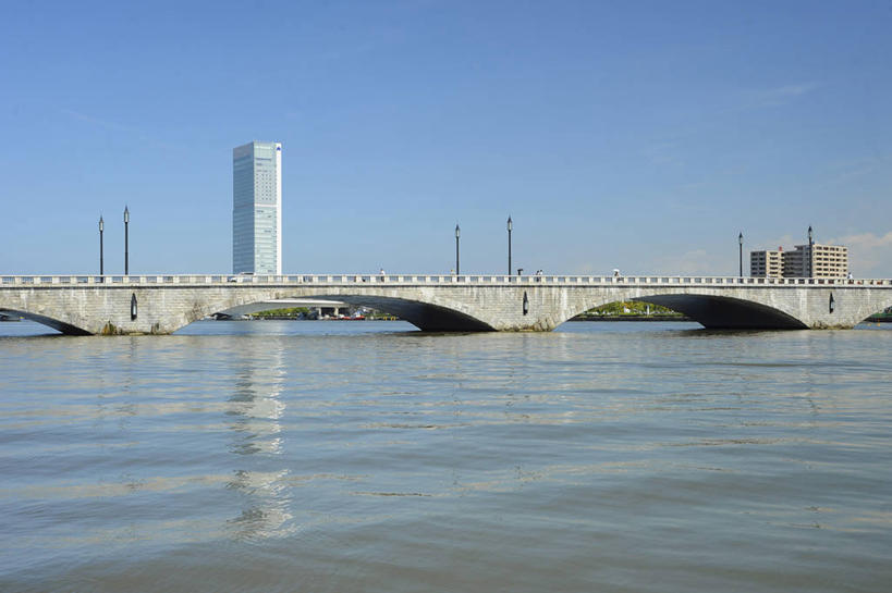 无人,高楼大厦,横图,室外,白天,正面,旅游,度假,办公楼,河流,水,标志建筑,大厦,地标,建筑,摩天大楼,桥梁,写字楼,长野县,日本,亚洲,阴影,波纹,光线,影子,河水,水流,云,云朵,桥,涟漪,云彩,娱乐,建设,石桥,拱桥,蓝色,白云,蓝天,水纹,天空,阳光,楼宇,波浪,天,享受,休闲,旅游胜地,商务楼,放松,拱形,晴朗,人行桥,石拱桥,东亚,本州,本州岛,日本国,中部地方,水晕,长野,新潟,新潟县,信浓川,晴空,彩图,大楼,高层建筑,高楼,摩天楼,万代桥