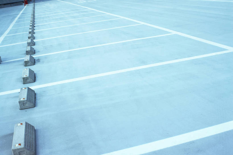 无人,停车场,横图,室外,白天,正面,一排,阴影,整齐,并列,并排,光线,影子,分界线,排列,阳光,队列,平行,彩图,泊车场