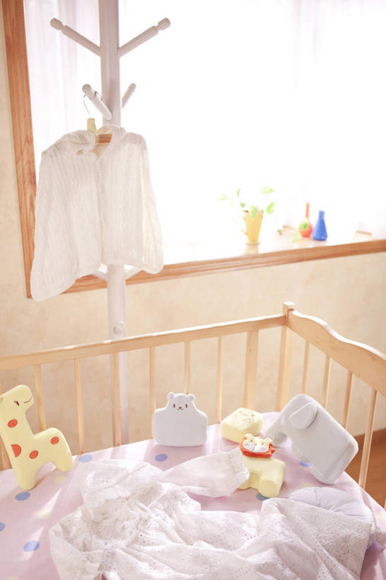 无人,竖图,室内,白天,正面,婴儿服装,游戏,安全,窗户,床,哺乳动物,长颈鹿,野生动物,玩具,阴影,反射,木制,影子,玩,娱乐,玻璃窗,架子,动物,木制品,休闲,舒服,益智,单人床,活泼,婴儿用品,活动,婴儿床,保护,舒适,发泄,消遣,智力,宣泄,衣帽架,玩耍,嬉戏,彩图,婴儿服