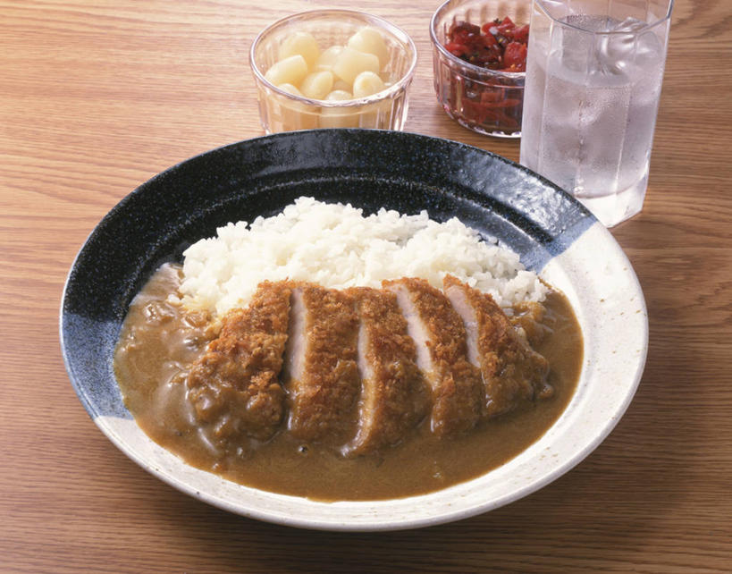 米饭,咖哩,无人,横图,俯视,室内,特写,白天,烹饪,餐桌,桌子,杯子,餐具,阴影,反射,木制,碟子,盘,影子,陶瓷,冰,调料,肉,冰块,料理,食品,陶瓷制品,饭,调味品,调味料,冷冻,猪排,猪肉,咖喱,菜肴,美食,肉类,玻璃制品,食物,盘子,木制品,水杯,碟,寒冷,佳肴,冷藏,餐台,五谷,冰冷,肉食,咖喱饭,豚肉,保鲜,印度菜,印度料理,玻璃杯,彩图,高角度拍摄