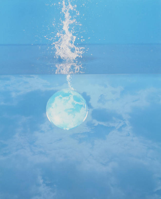 无人,竖图,室内,白天,正面,水,飞溅,蓝色背景,溅,透明,液体,水滴,水晶,水珠,一个,球体,水晶球,摄影,影棚,单个,喷洒,彩图,影棚拍摄,拍摄