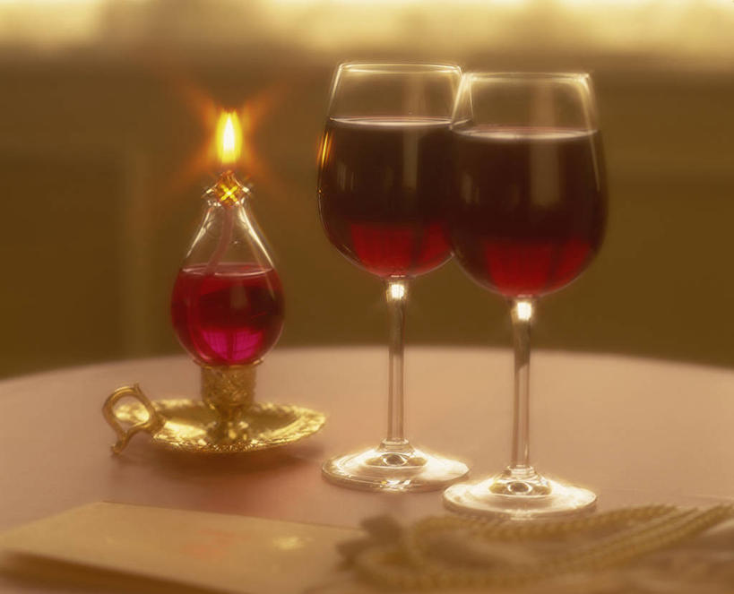 红酒,葡萄酒,无人,横图,室内,特写,白天,正面,餐桌,桌子,杯子,朦胧,模糊,高脚杯,红酒杯,酒类,两杯,玻璃制品,酒,饮料,酒杯,红葡萄酒,餐台,葡萄酒杯,熏香炉,玻璃杯,彩图,精油炉,香精炉,香熏炉,香薰炉