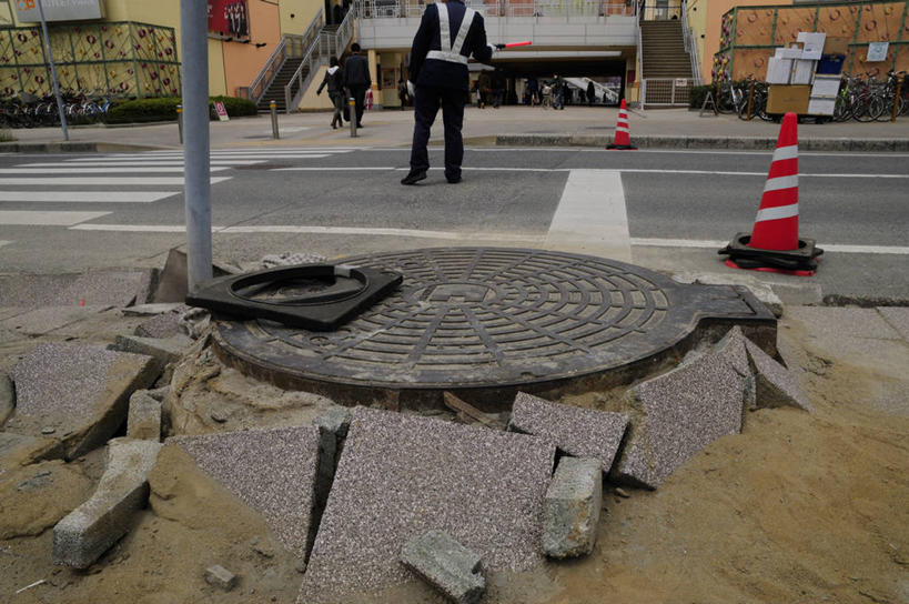 东方人,一个人,警察,警卫,站,横图,室外,白天,工作服,制服,道路,路,公路,亚洲,仅一个男性,仅一个人,仅一个中年男性,分离,分界线,停车线,交通,警告,黄种人,背面,站着,警示,车行道,车行道分界线,隔离,禁止,提醒,提示,限制,标线,自然现象,交通标志,路锥,车行线,地震,交通锥,工作制服,地动,振动,地振动,地震波,危险,男人,男性,中年男性,亚洲人,保安,警卫员,看守,卫兵,马路,站立,半身,彩图,工作套服,安全服,反光背心,反光服,反光衣