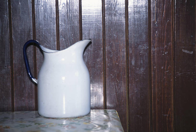 无人,横图,室内,特写,白天,正面,静物,珐琅,阴影,装饰,反射,木制,壶,影子,墙,墙壁,墙面,水壶,一个,白色,茶壶,木制品,容器,单个,华丽,修饰,点缀,衬托,美观,雅致,雅观,搪瓷,景泰蓝,彩图