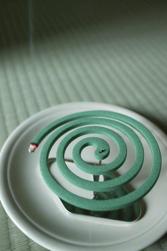 无人,竖图,俯视,室内,特写,白天,静物,餐具,阴影,反射,碟子,螺旋,盘,蚊香,影子,烟雾,塌塌米,榻榻米,盘子,碟,盘香,叠席,彩图,高角度拍摄,驱蚊物