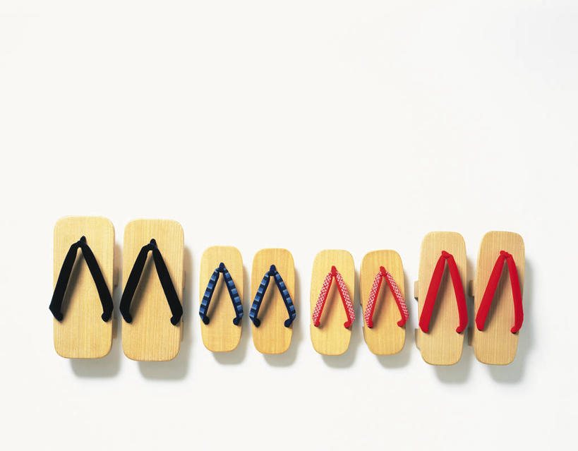 无人,横图,俯视,室内,特写,白天,白色背景,静物,鞋子,一排,阴影,整齐,反射,影子,木屐,排列,四双,摄影,影棚,队列,木鞋,彩图,高角度拍摄,影棚拍摄,人字拖,人字拖鞋,拍摄