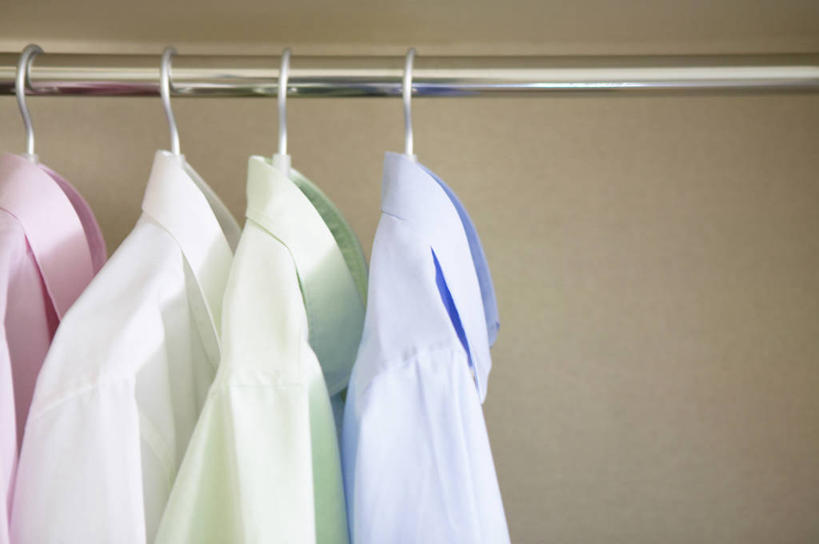 无人,横图,室内,特写,白天,正面,衬衫,柜子,静物,衣架,一排,吊挂,悬挂,阴影,服装,整齐,反射,影子,挂,排列,衣服,粉色,蓝色,绿色,白色,衣橱,四个,四件,服饰,衣着,储存,穿着,队列,更衣橱,衣饰,储备,蕴藏,贮备,挂衣架,晾衣架,彩图,衬衣,贮存