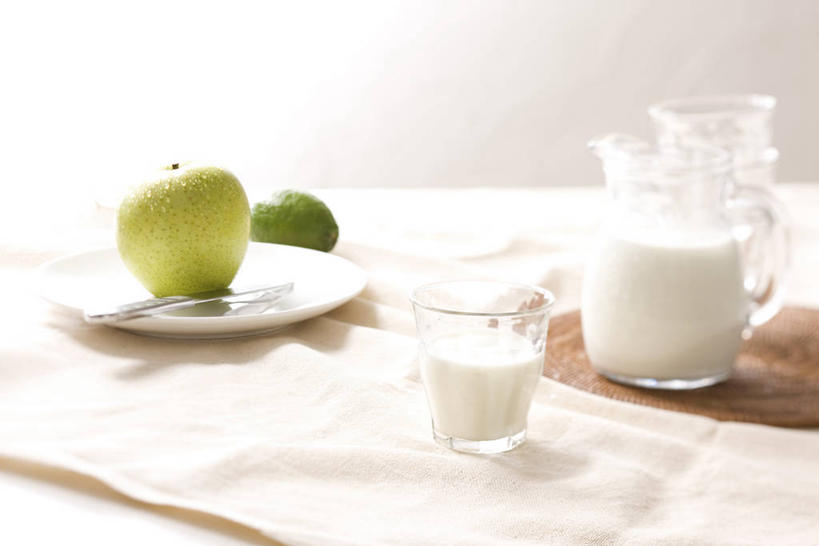 牛奶,无人,横图,俯视,室内,特写,白天,餐桌,桌子,苹果,杯子,餐具,水果,阴影,新鲜,反射,碟子,盘,影子,生食,食品,果实,饮品,营养,玻璃制品,食物,饮料,盘子,餐巾,水杯,碟,青苹果,有机食品,绿色食品,餐台,乳制品,奶,牛乳,安神,保洁方巾,口布,玻璃杯,彩图,高角度拍摄,澳洲青苹