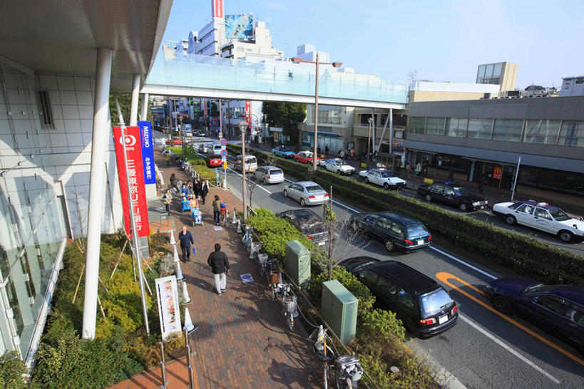 无人,家,横图,俯视,室外,白天,度假,美景,植物,城市风光,城市,道路,路,公路,车站,汽车,东京,日本,亚洲,阴影,环保,光线,信息,影子,房屋,屋子,景观,公寓,分界线,防护,停车线,站台,交通,娱乐,洋房,楼房,月台,布告,布告栏,住宅,车,树,树木,蓝色,绿色,蓝天,天空,阳光,自然,交通工具,轿车,天,享受,休闲,景色,放松,生长,晴朗,成长,车行道,车行道分界线,通知,公告,传播,美好,美妙,载具,消息,标线,间隔,东亚,车行线,本州,万里无云,关东地方,本州岛,日本国,东京都,美观,雅观,公布栏,绿篱,生篱,树篱,植篱,晴空,晴空万里,马路,彩图,高角度拍摄,房子,世田谷区,二子玉川站