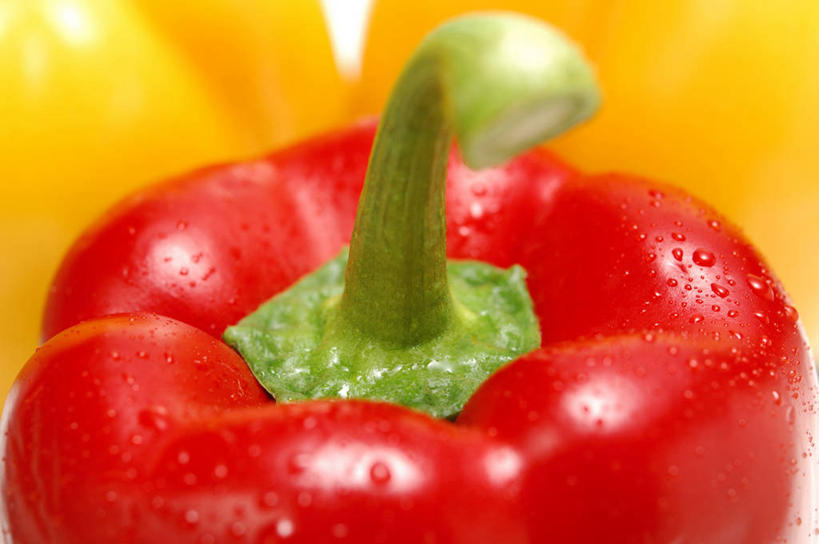 无人,横图,俯视,室内,特写,白天,水,辣椒,蔬菜,阴影,朦胧,模糊,新鲜,反射,液体,影子,水滴,食品,食物,三个,黄色,红色,有机食品,绿色食品,黄辣椒,彩椒,辣角,红海椒,大椒,辣虎,广椒,甜椒,柿子椒,辣子,海椒,番椒,灯笼椒,彩图,高角度拍摄,黄灯笼辣椒,黄帝椒