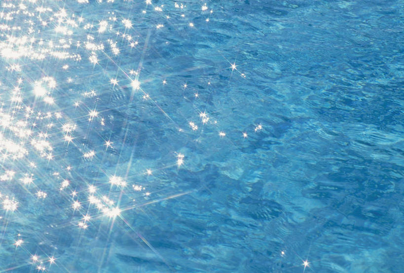 无人,体育馆,游泳池,横图,俯视,室外,白天,水,阴影,透明,光线,影子,水池,水面,泳池,蓝色,阳光,游泳馆,理智,沉静,冷色,高深,冷淡,彩图,高角度拍摄,镜头光晕,透镜闪耀,眩光