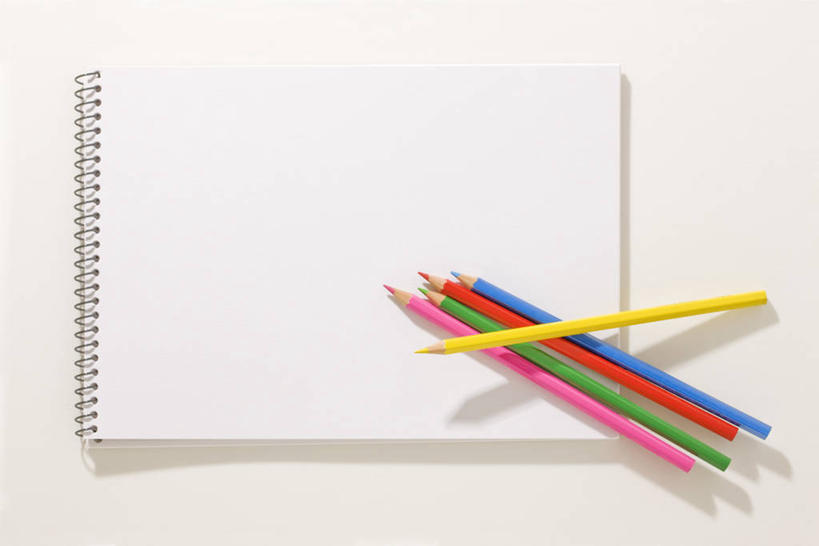 无人,横图,俯视,室内,特写,白天,白色背景,静物,一本,阴影,反射,笔,影子,办公用品,素描本,文具,本子,铅笔,学习用品,摄影,影棚,文具用品,五支,彩图,高角度拍摄,影棚拍摄,拍摄,速写本,画画本,绘图本,手绘本,涂鸦本,彩色铅笔