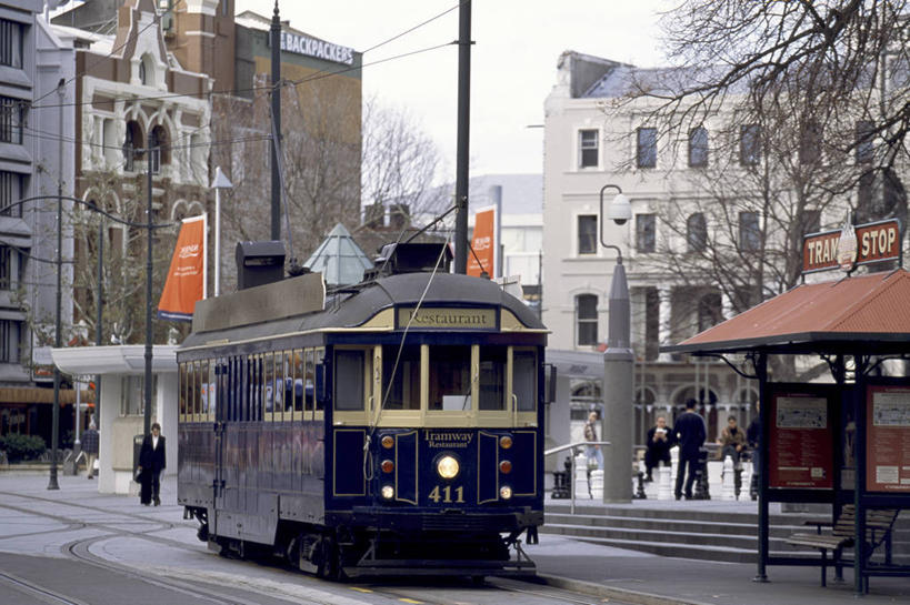 无人,家,横图,室外,白天,正面,度假,美景,植物,城市风光,城市,道路,路,公路,汽车,电车,新西兰,房屋,屋子,景观,公寓,交通,娱乐,洋房,楼房,住宅,车,树,树木,绿色,自然,交通工具,享受,休闲,景色,放松,生长,成长,有轨电车,载具,大洋洲,纽西兰,长白云之乡,马路,彩图,房子