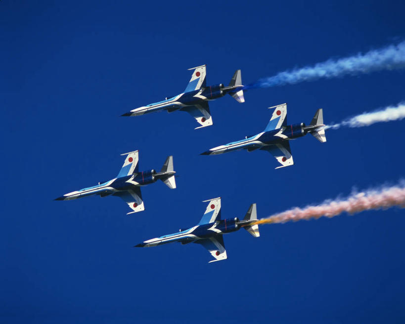 无人,横图,室外,白天,仰视,飞机,飞翔,阴影,飞行,光线,影子,烟雾,交通,翱翔,航空,飞,蓝色,蓝天,天空,阳光,交通工具,天,运输,晴朗,污染,废气,载具,飞机尾迹,四架,喷气式飞机,尾迹云,机尾云,飞机拉烟,云带,尾迹,万里无云,机尾迹,飞机尾气,晴空,晴空万里,彩图,低角度拍摄