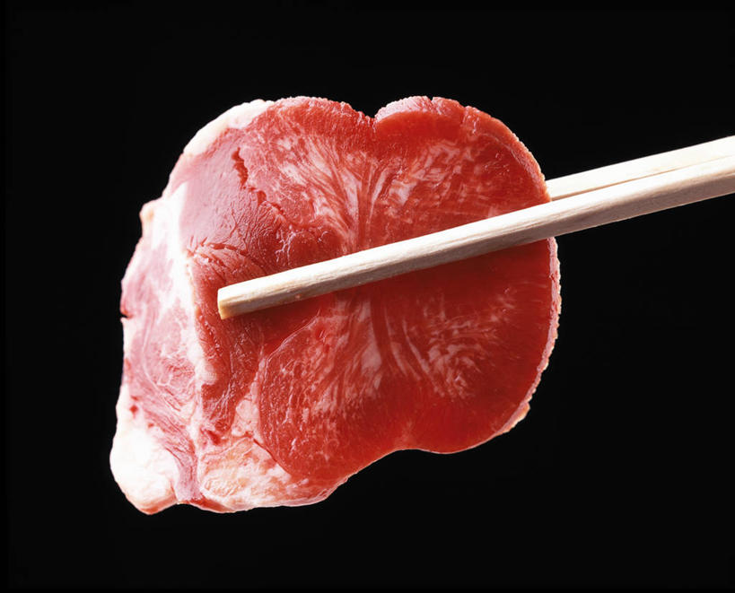 无人,横图,室内,特写,白天,正面,筷子,餐具,一块,一双,阴影,黑色背景,反射,影子,肉,文化,传统,肉类,红色,摄影,影棚,礼节,礼仪,肉食,进餐用具,彩图,影棚拍摄,拍摄