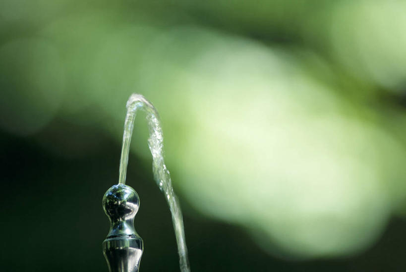 无人,横图,室外,特写,白天,正面,水,阴影,飞溅,朦胧,模糊,溅,光线,电器,液体,影子,水滴,水珠,阳光,家电,家用电器,饮水机,喷洒,彩图