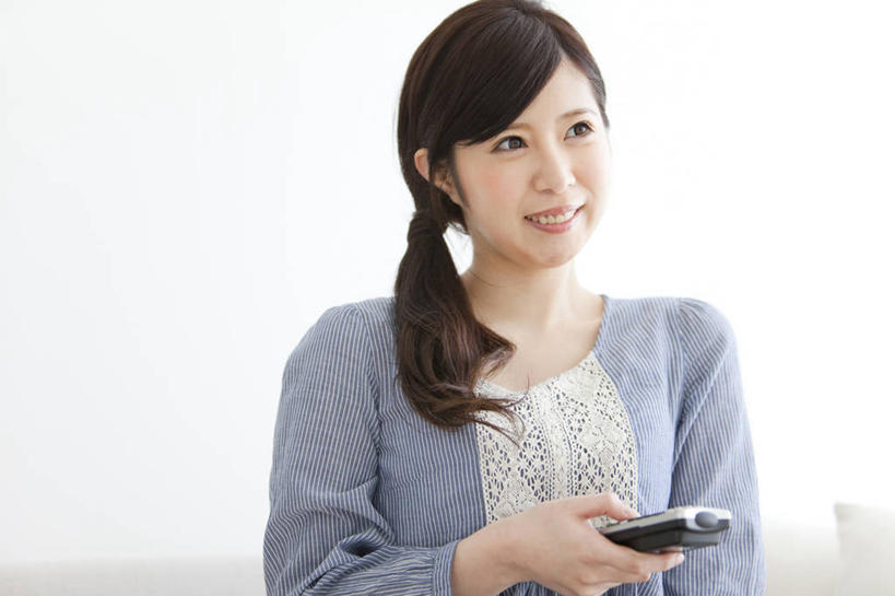 东方人,一个人,客厅,坐,笑,微笑,露齿笑,横图,室内,白天,正面,靠垫,沙发,亚洲,仅一个年轻女性,仅一个女性,仅一个人,握,服装,墙,靠枕,拿,拿着,注视,休闲装,黄种人,开关,墙壁,墙面,衣服,白色,按钮,垫子,遥控器,枕头,观察,看,休闲,休闲服,握着,服饰,观看,控制,调节,察看,遥控,起居室,关注,布艺沙发,客堂,按键,年轻女性,女人,女性,亚洲人,坐着,半身,彩图