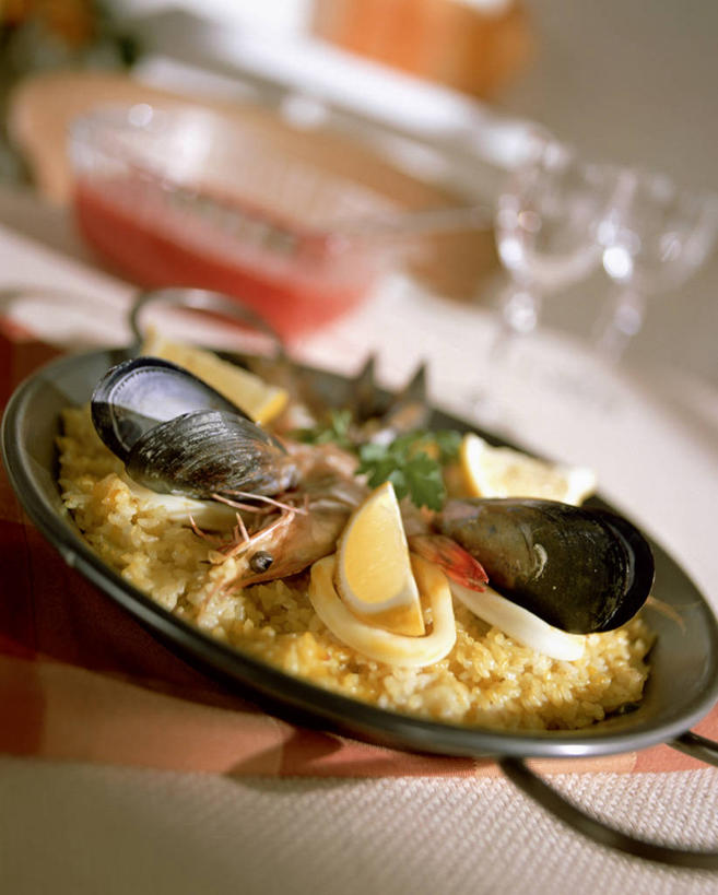 海鲜,米饭,无人,竖图,俯视,室内,特写,白天,烹饪,餐桌,桌子,柠檬,杯子,贝壳,餐具,水果,阴影,朦胧,模糊,新鲜,反射,碟子,高脚杯,盘,影子,生食,料理,食品,果实,红酒杯,饭,水产,菜肴,美食,海洋生物,玻璃制品,食物,盘子,酒杯,碟,佳肴,有机食品,绿色食品,餐台,五谷,葡萄酒杯,水生动物,海产品,海鲜饭,贻贝,水生物,海底动物,海虹,淡菜,壳菜,青口,玻璃杯,益母果,柠果,彩图,高角度拍摄