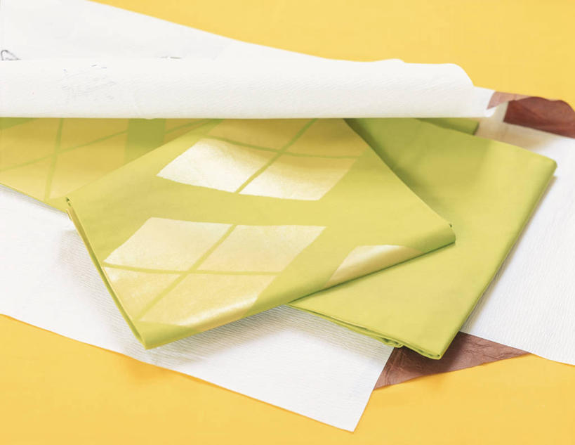 无人,横图,俯视,室内,特写,白天,民族服装,静物,黄色背景,和服,腰带,绿色,摄影,服饰,影棚,吴服,唐草,唐花,唐锦,彩图,高角度拍摄,影棚拍摄,传统服装,民俗服,拍摄