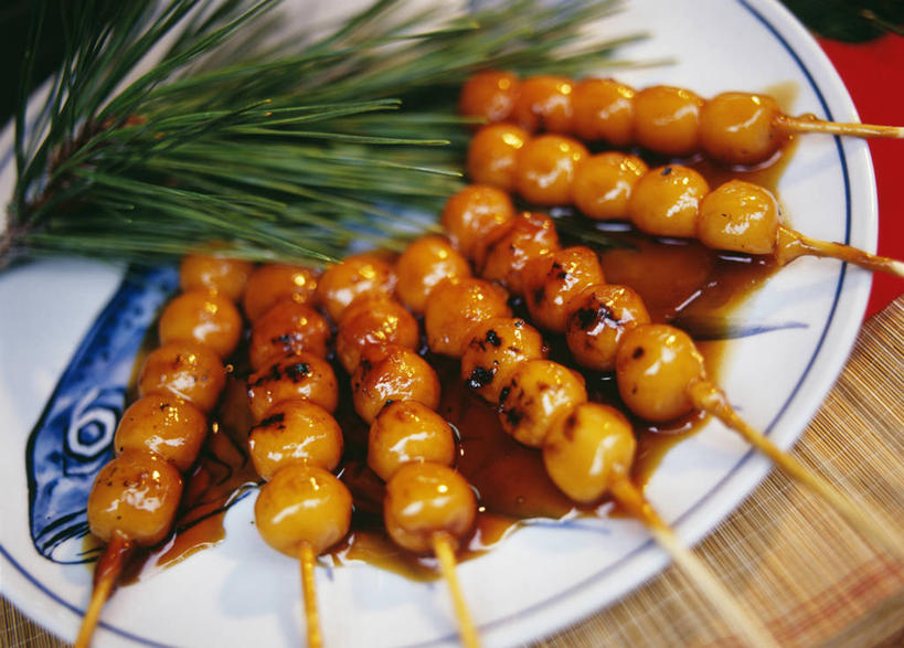 点心,无人,横图,俯视,室内,特写,白天,餐桌,桌子,餐具,叶子,一排,许多,阴影,整齐,装饰,并列,并排,反射,碟子,盘,影子,调料,酱料,酱汁,佐料,食品,年糕,甜点,甜品,绿叶,调味品,很多,调味料,酱,小吃,竹签,食物,糕点,排列,一个,盘子,碟,甜食,日式,嫩叶,单个,餐台,华丽,修饰,点缀,队列,平行,取食签,衬托,美观,雅致,雅观,叶,叶片,彩图,高角度拍摄,日本小吃,日本年糕