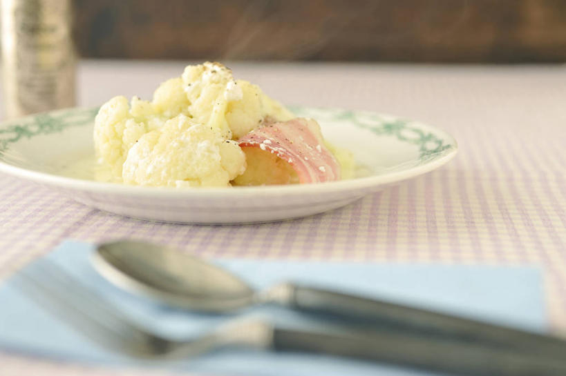 奶酪,无人,横图,室内,特写,白天,正面,餐桌,桌子,蔬菜,餐具,阴影,新鲜,反射,叉子,碟子,盘,影子,勺子,花菜,花椰菜,肉,干酪,起司,食品,芝士,营养,培根,猪肉,肉类,菜花,食物,一个,盘子,餐巾,调羹,碟,汤匙,乳酪,有机食品,绿色食品,单个,餐台,椰菜花,乳制品,发酵,肉食,餐叉,豚肉,保洁方巾,口布,进餐用具,彩图,烟肉,腌熏